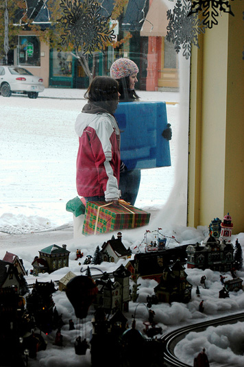 holiday shopping trends for small businesses; window shopping